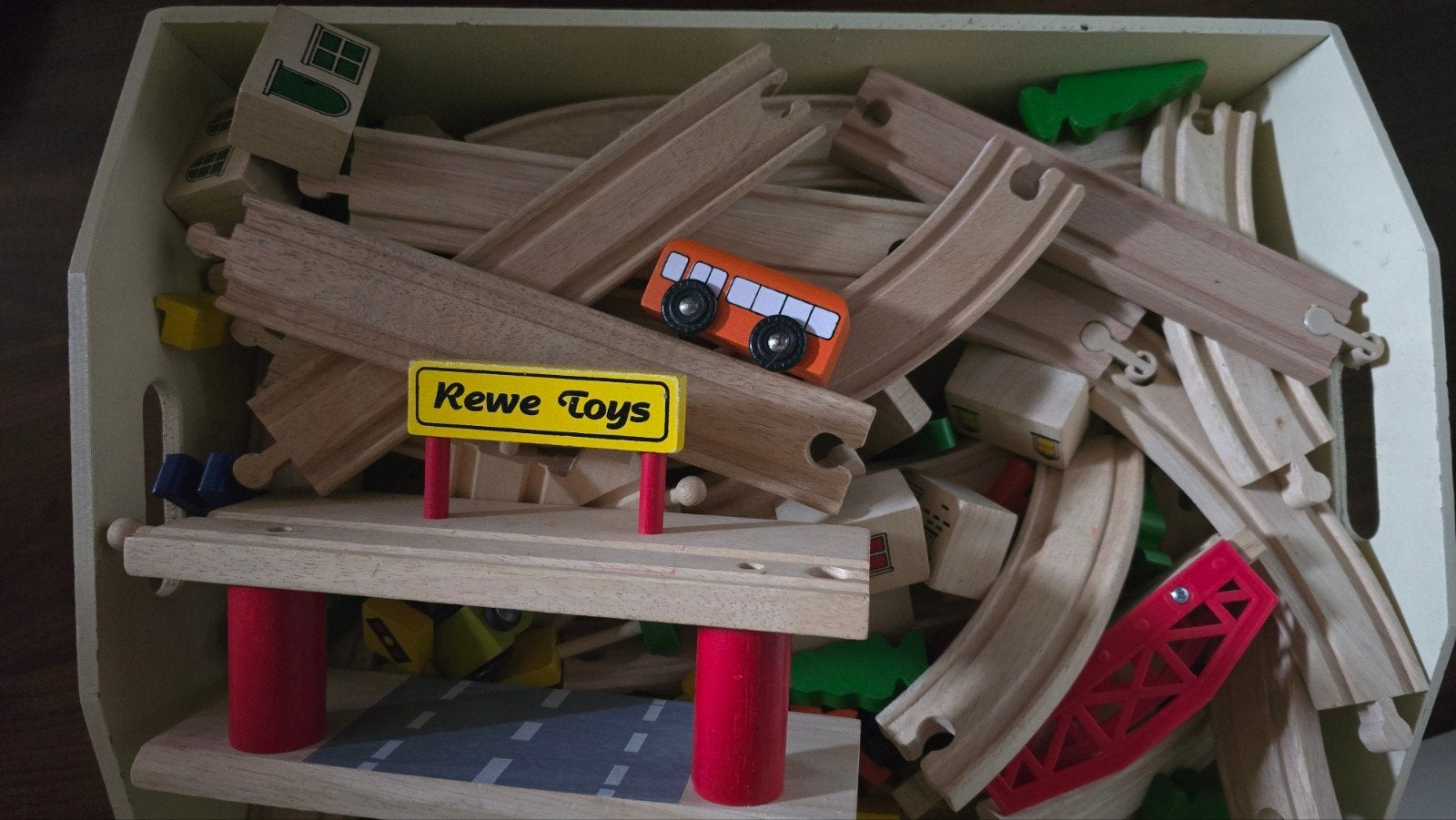 Houten trein met accessoires huisjes, station, bomen etc., Ophalen of Verzenden