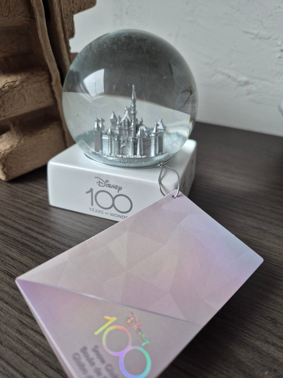Nieuw!! snowglobe Disney 100 jaar, Verzamelen, Disney, Ophalen of Verzenden, Nieuw, Beeldje of Figuurtje