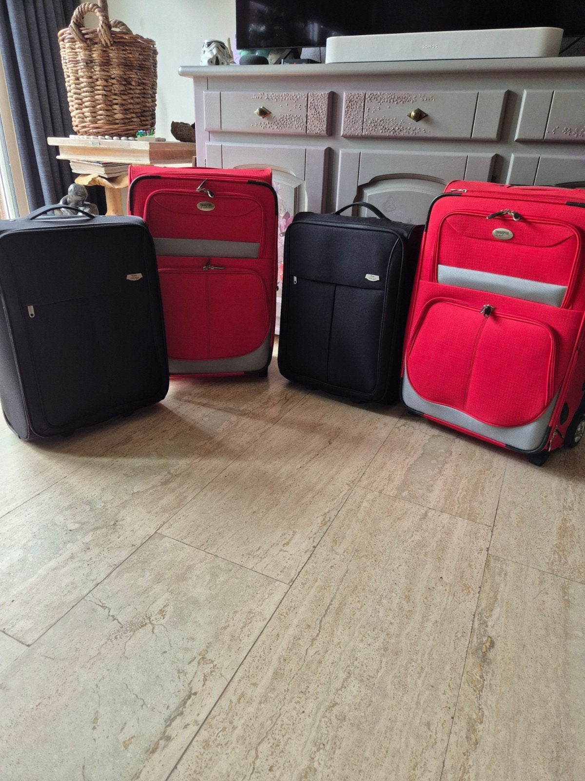 Set van 4 koffers: 2 rode Trapper en 2 zwarte Bon Voyage, Wieltjes, Gebruikt, Zacht kunststof, 35 tot 45 cm