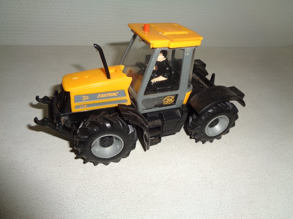 Britains JCB FASTRAC 1135.  met poppetje., Ophalen of Verzenden, Zo goed als nieuw, Tractor of Landbouw, Britains