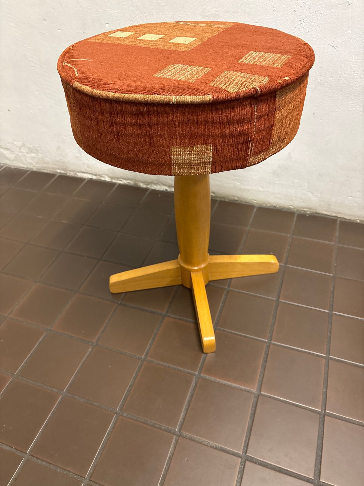 Vintage oranje gestoffeerde kruk -, Huis en Inrichting, Ophalen of Verzenden, In hoogte verstelbaar, Gebruikt, Hout