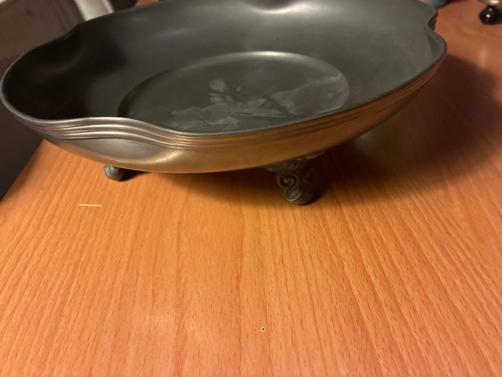 Foto 2 van Antieke tinnen schaal op pootjes - 27cm doorsnee