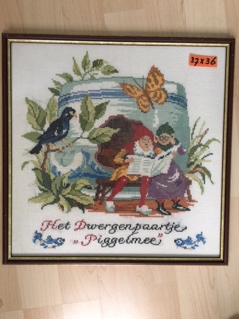 Mooi geborduurd kabouters "Piggelmee", Minder dan 50 cm, Nieuw, Ophalen of Verzenden, Schilderij