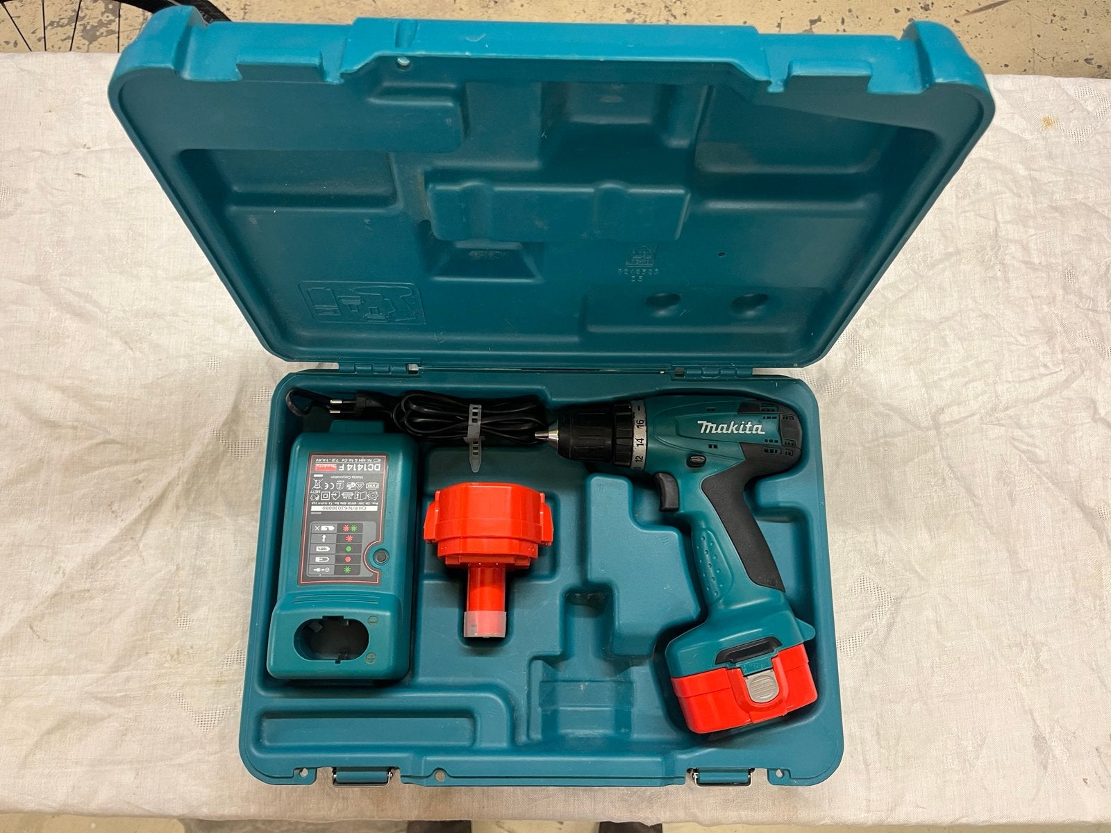 Makita 6281D Boor- en Schroefmachine 14.4V met lader en koff, Ophalen, Gebruikt, Variabele snelheid, Boor- en Schroefmachine