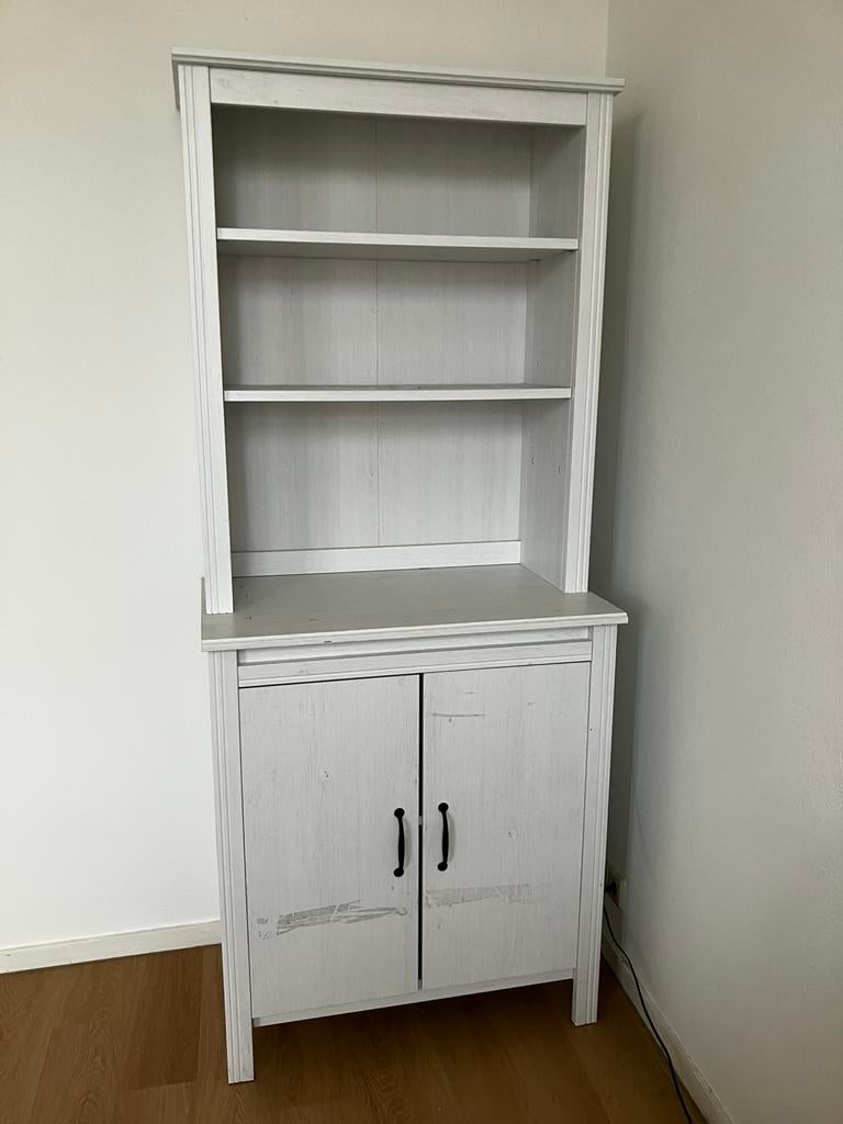 GERESERVEERD * GRATIS: kleine, witte buffetkast Ikea, Ophalen, 50 tot 100 cm, Landelijk, 150 tot 200 cm