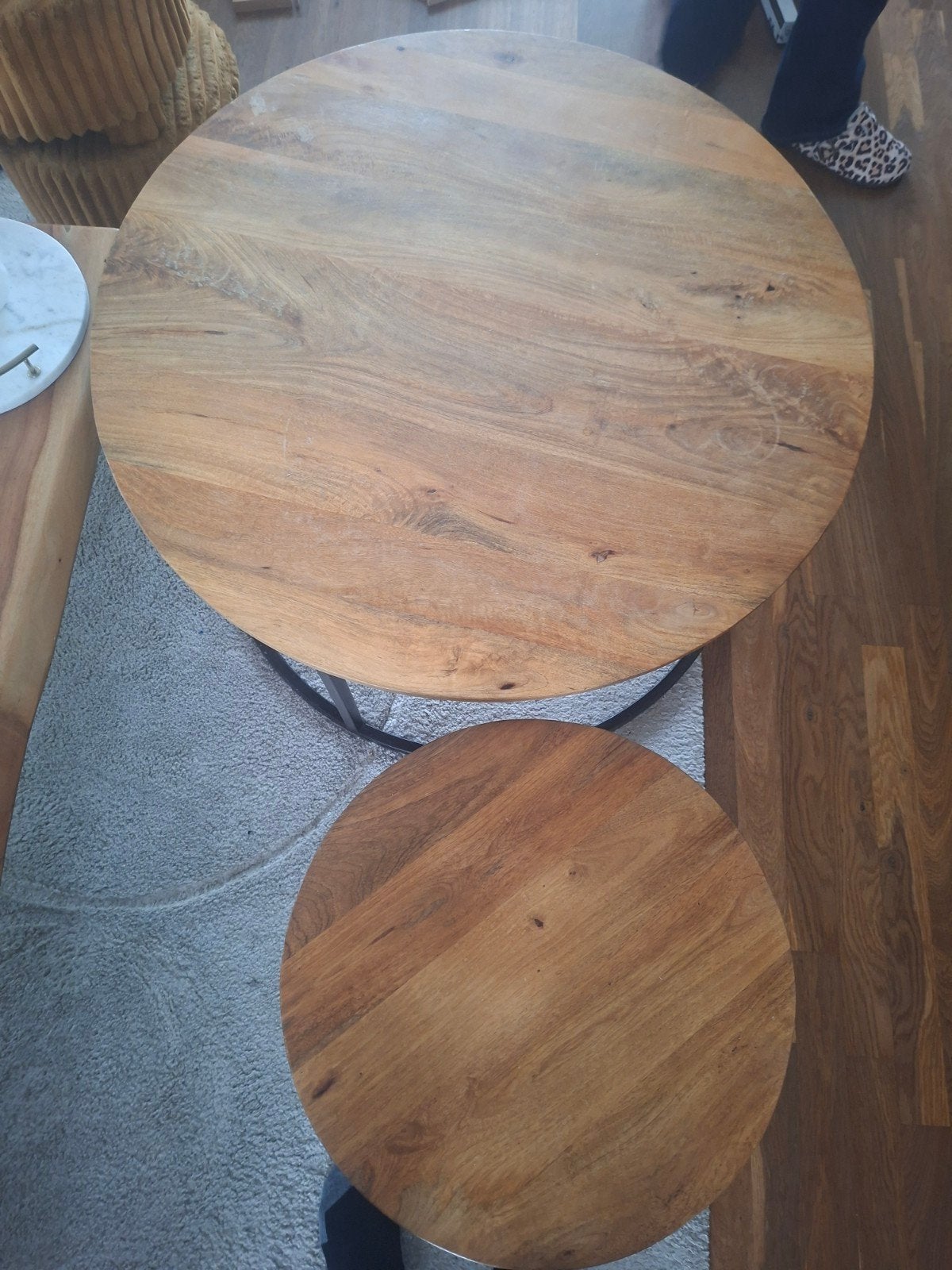 Set van 2 ronde salontafels, hout en metaal, Gebruikt, 50 tot 100 cm, Rond, 50 tot 100 cm