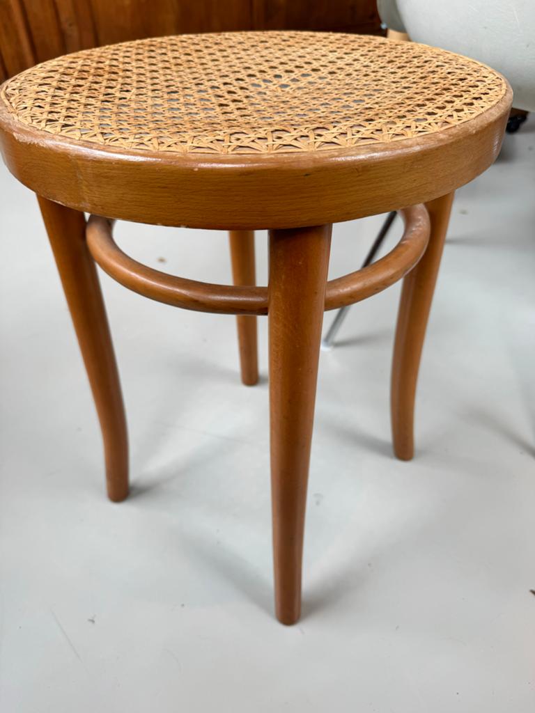2 Vintage Thonet krukjes met rotan zitting - Made in Denmark, Huis en Inrichting, Ophalen of Verzenden, Gebruikt, Hout