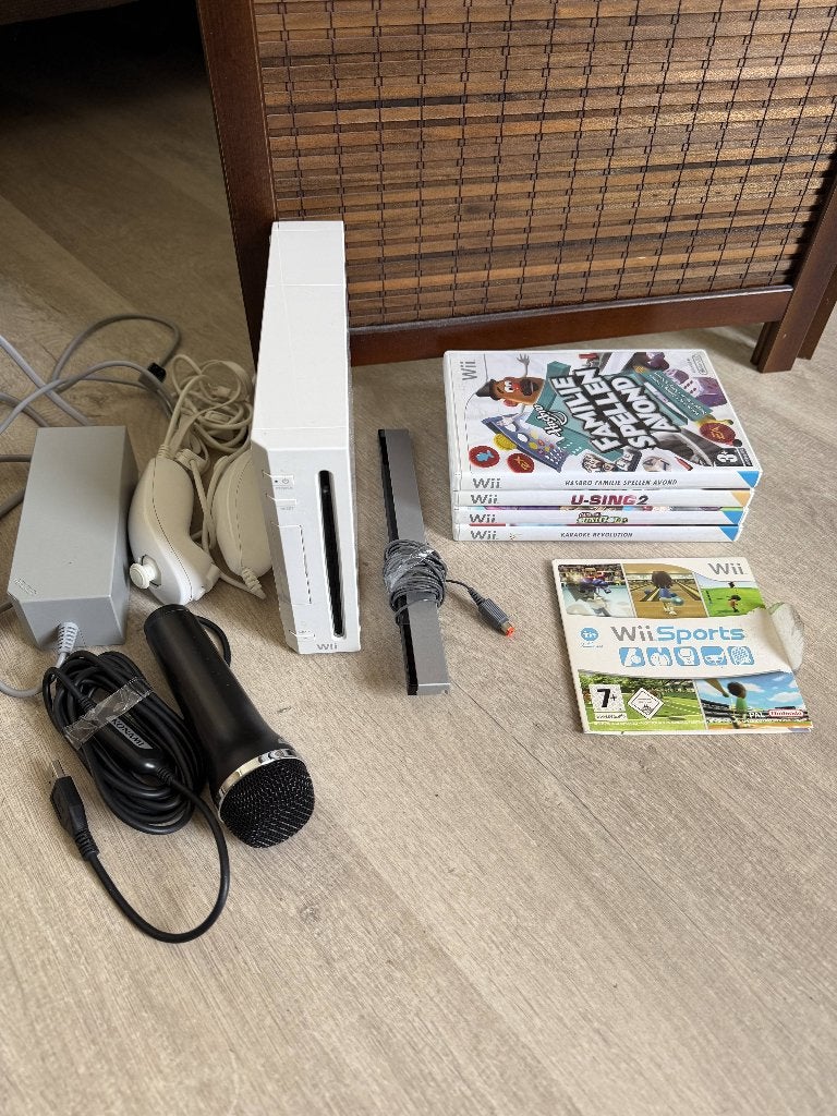 Nintendo Wii setje met 5 games (o.a Wii Sports) en microfoon, Ophalen, Zo goed als nieuw, Zonder controller, Met games