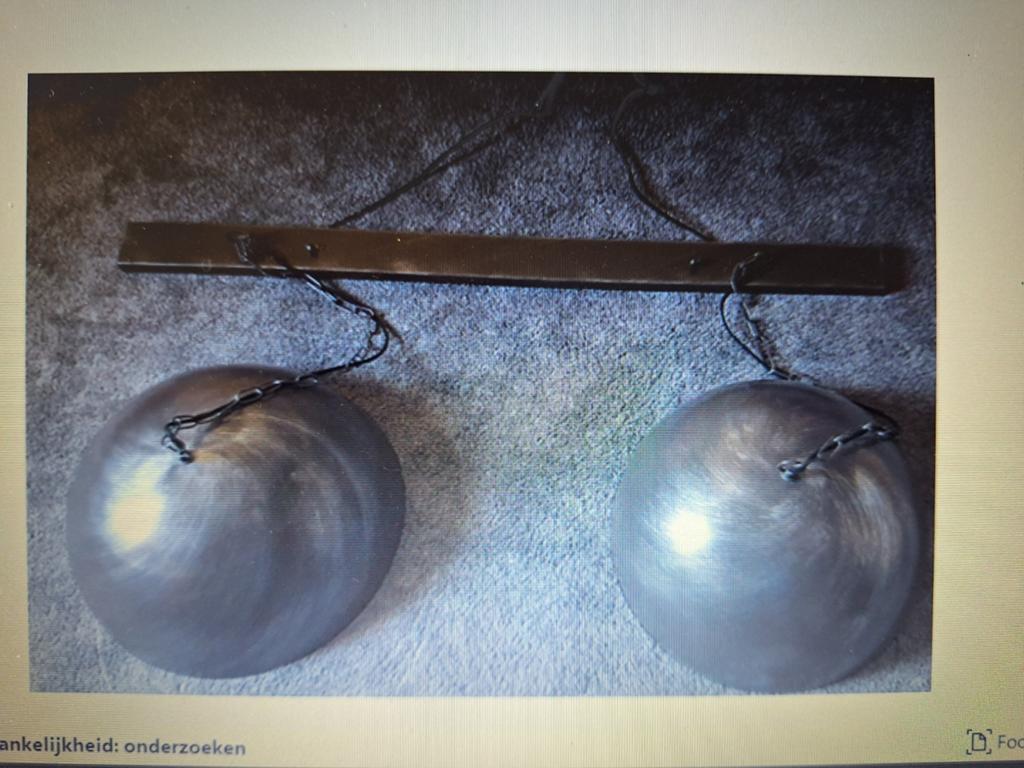 Decoratieve metalen schalen aan houten balk, Ophalen of Verzenden