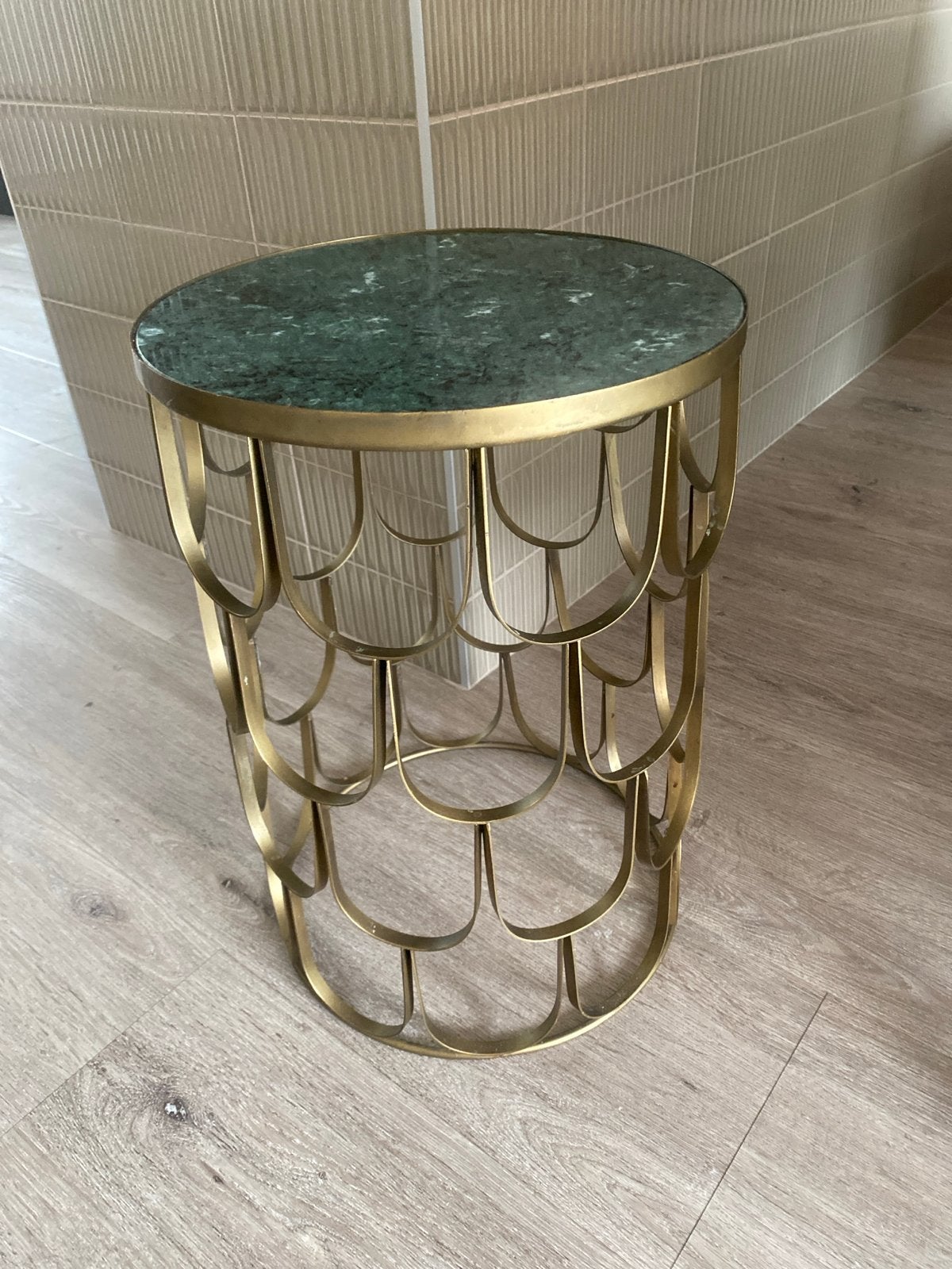 IJzeren bijzettafel met groen marmeren blad, Ophalen, Minder dan 45 cm, Gebruikt, Metaal of Aluminium