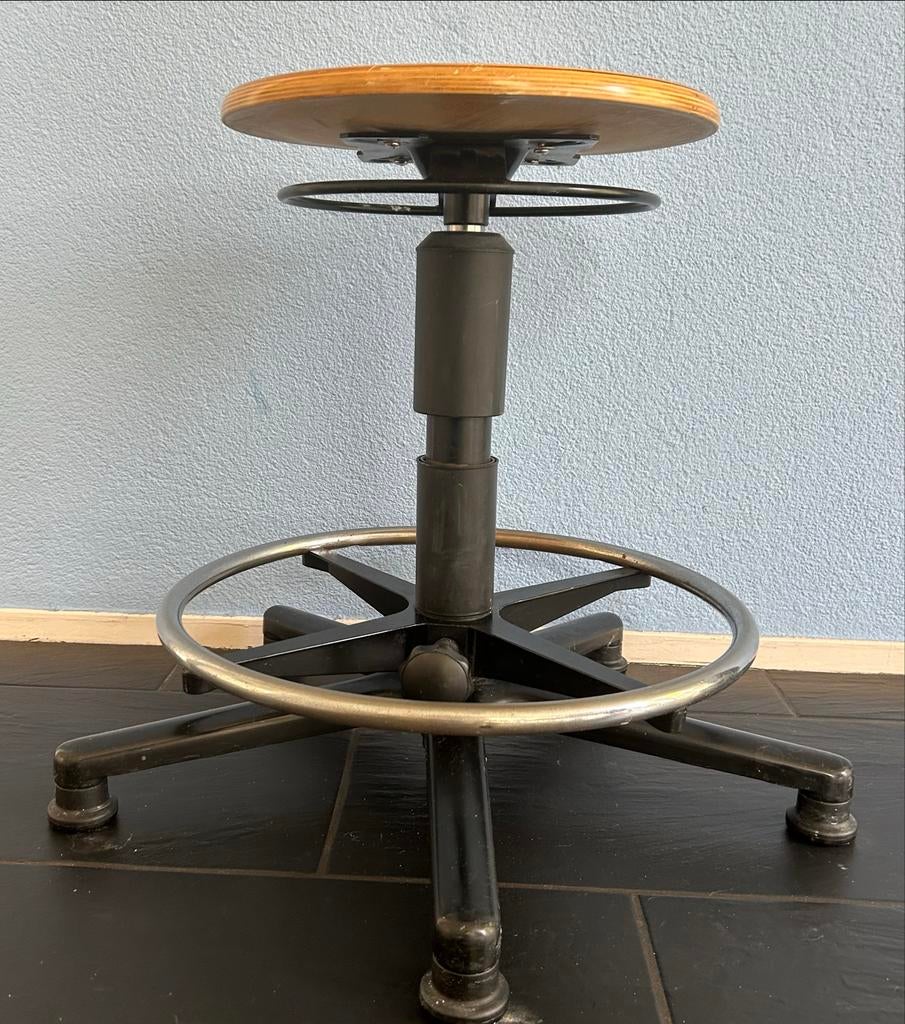 Ergonomische kruk atelier salon In hoogte verstelbaar, Ophalen of Verzenden, In hoogte verstelbaar, Zo goed als nieuw, Staal