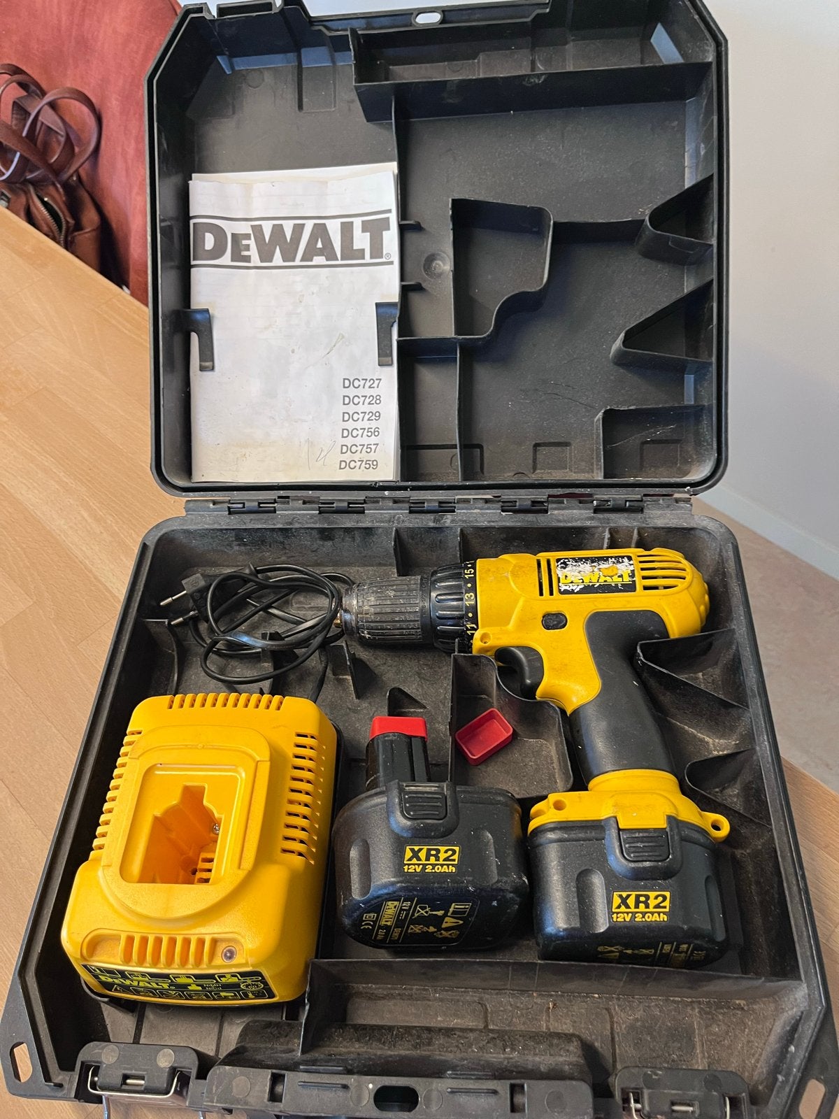 DeWalt Accuboormachine DC727 met 2 accu's en lader