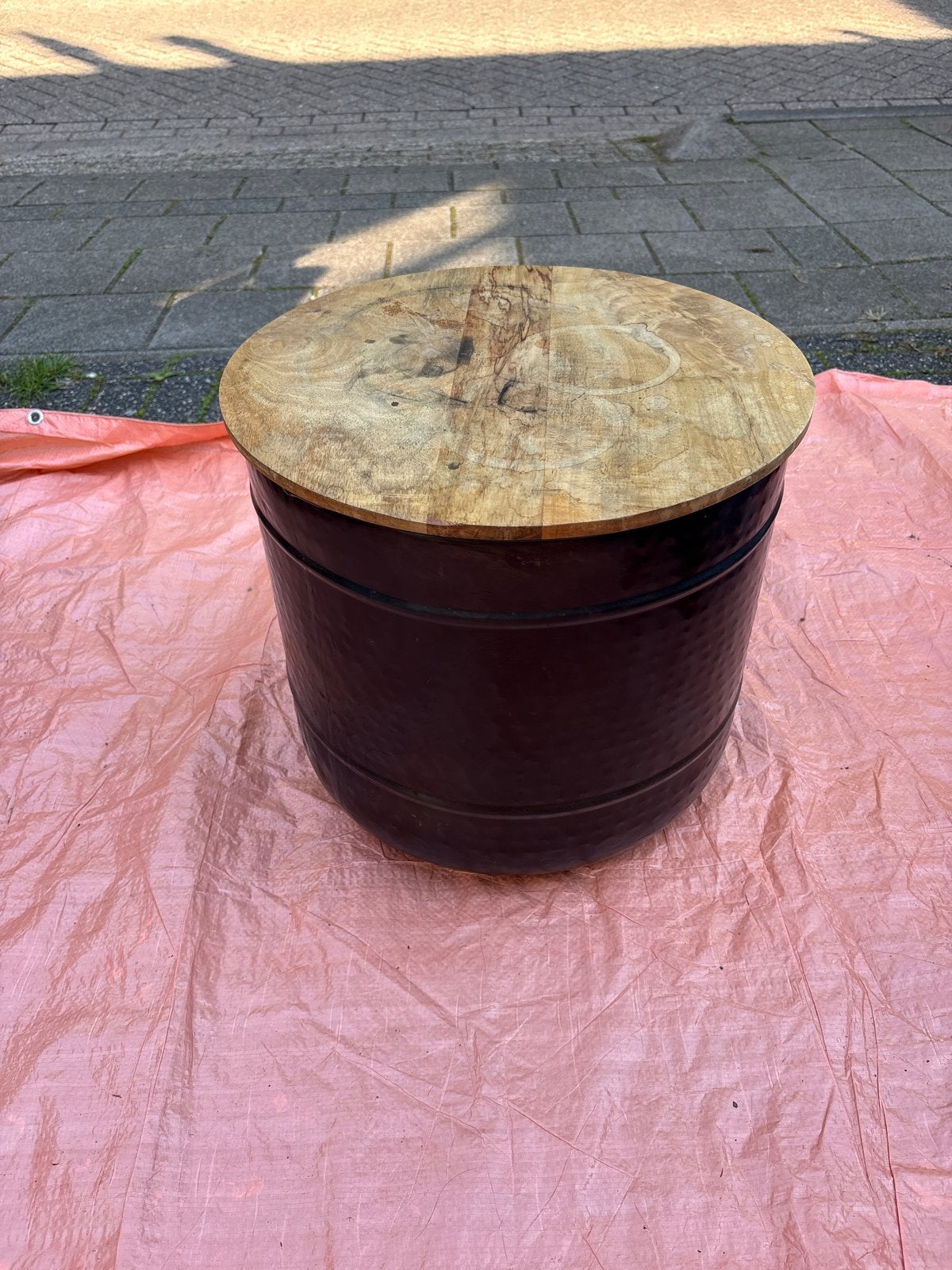 Zwarte metalen ton met houten deksel - Opbergton/Bijzettafel, Ophalen, Metaal, Industrieel, Gebruikt