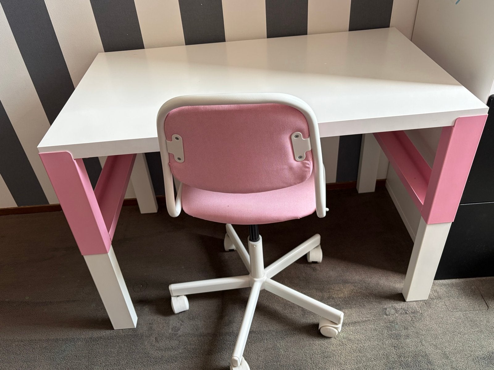 Wit kinderbureau met roze accenten, Ophalen, Gebruikt, Hout, Kinderbureau