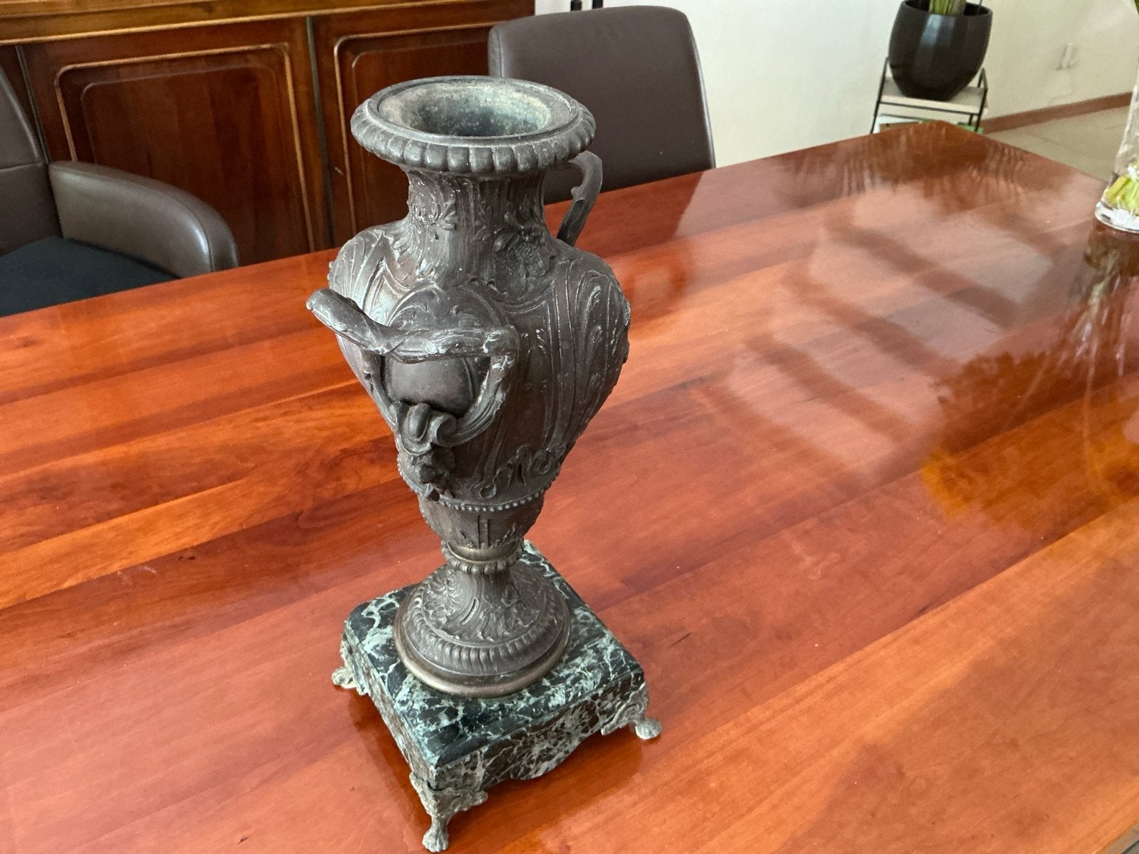 Antieke bronzen vaas op marmeren voet, Antiek en Kunst, Ophalen of Verzenden