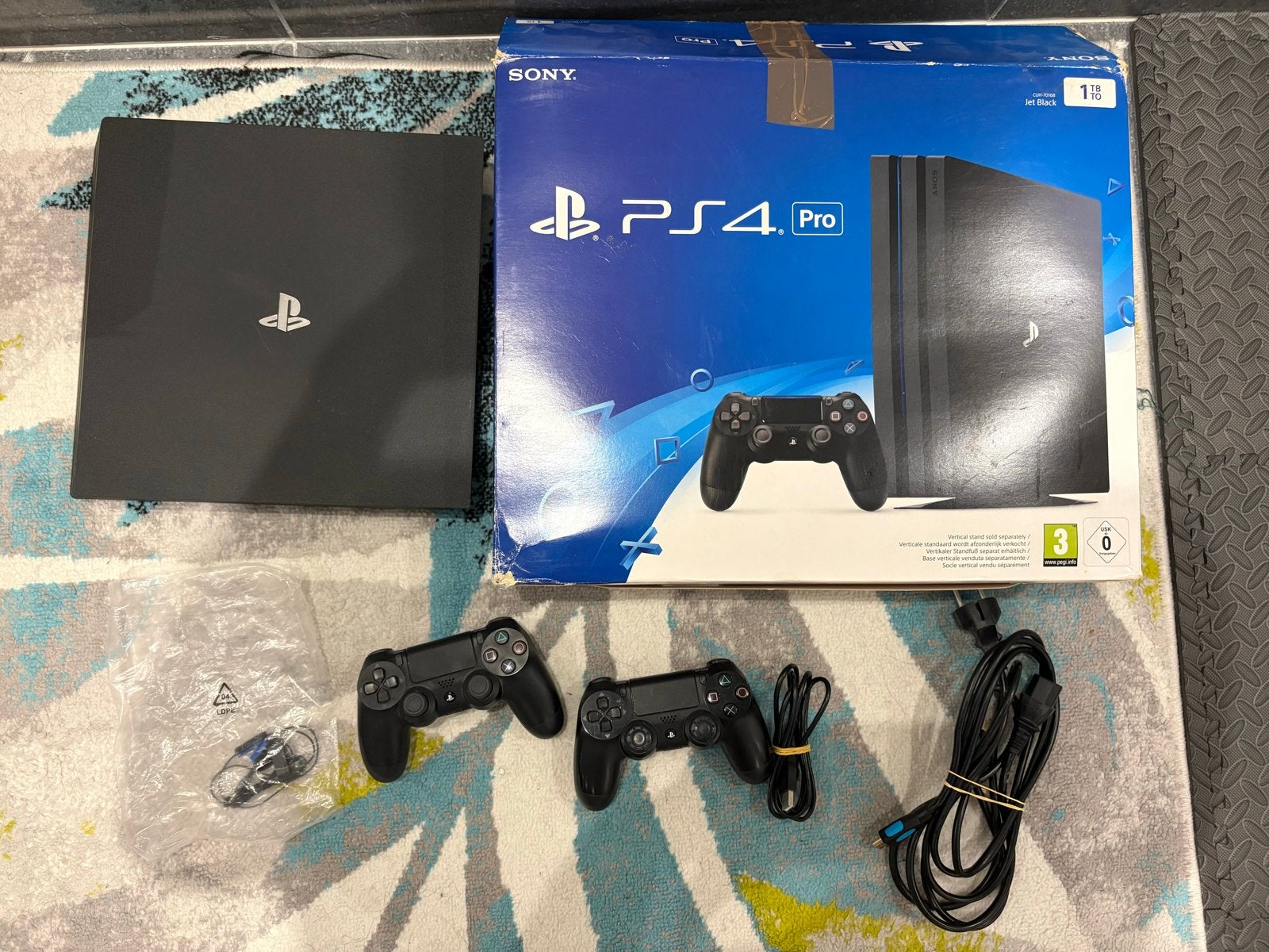 PlayStation 4 Pro 1TB complete with 2 controllers and box, Gebruikt, Met 2 controllers, Ophalen of Verzenden, 1 TB