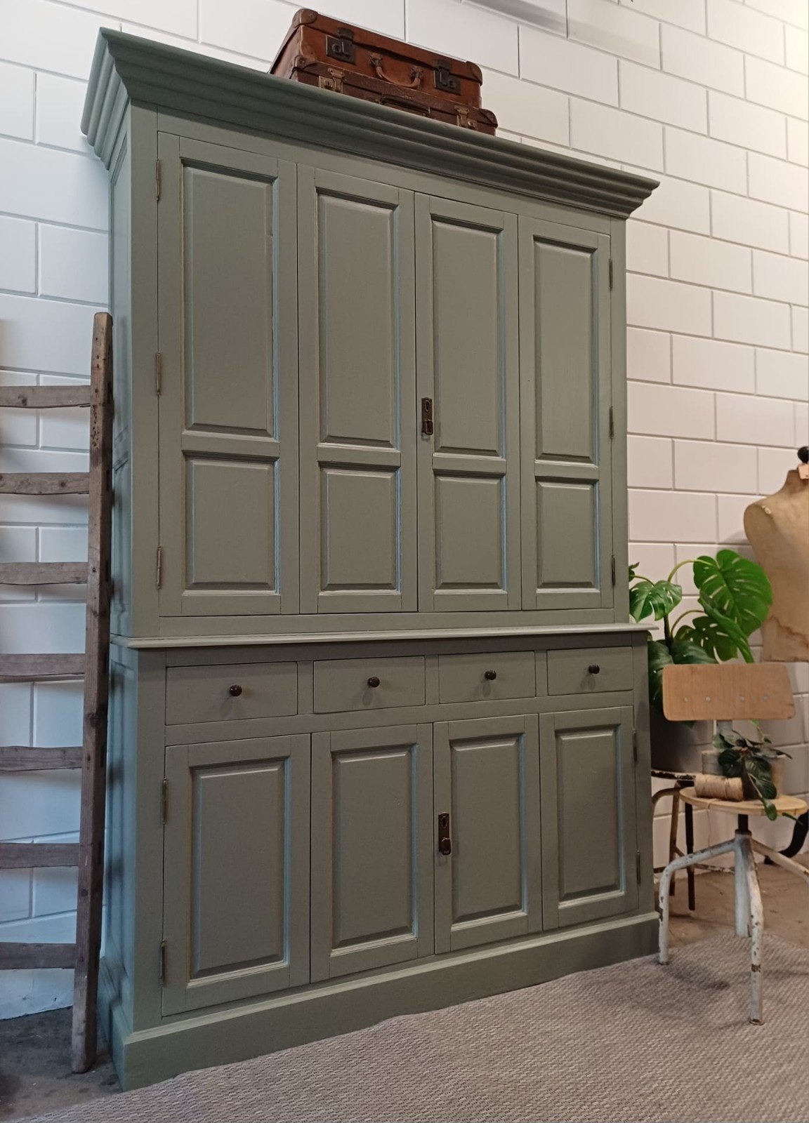 Vintage/Brocante saliegroene schoolkast - buffetkast, Gebruikt, 200 cm of meer, 150 tot 200 cm, Met lade(s)