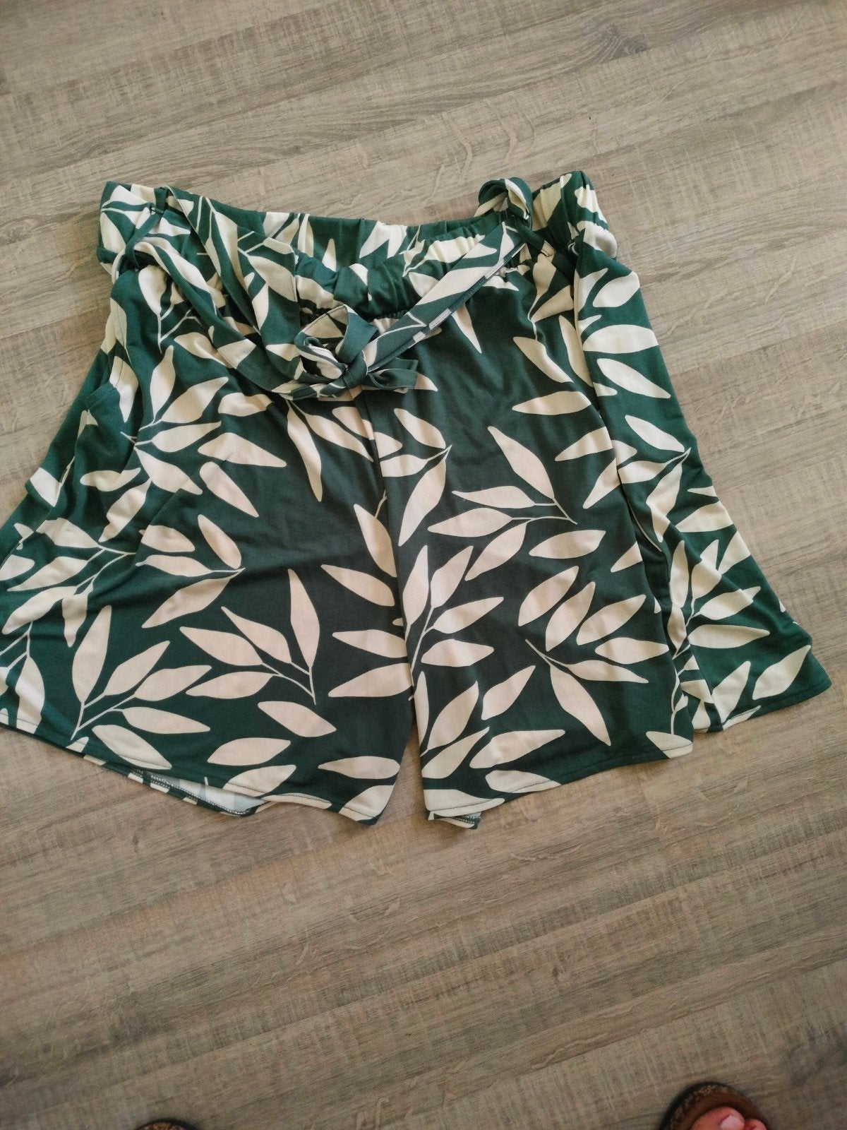 Groene short met bladprint - Maat L, Kort, Maat 42/44 (L), Ophalen of Verzenden, Zo goed als nieuw