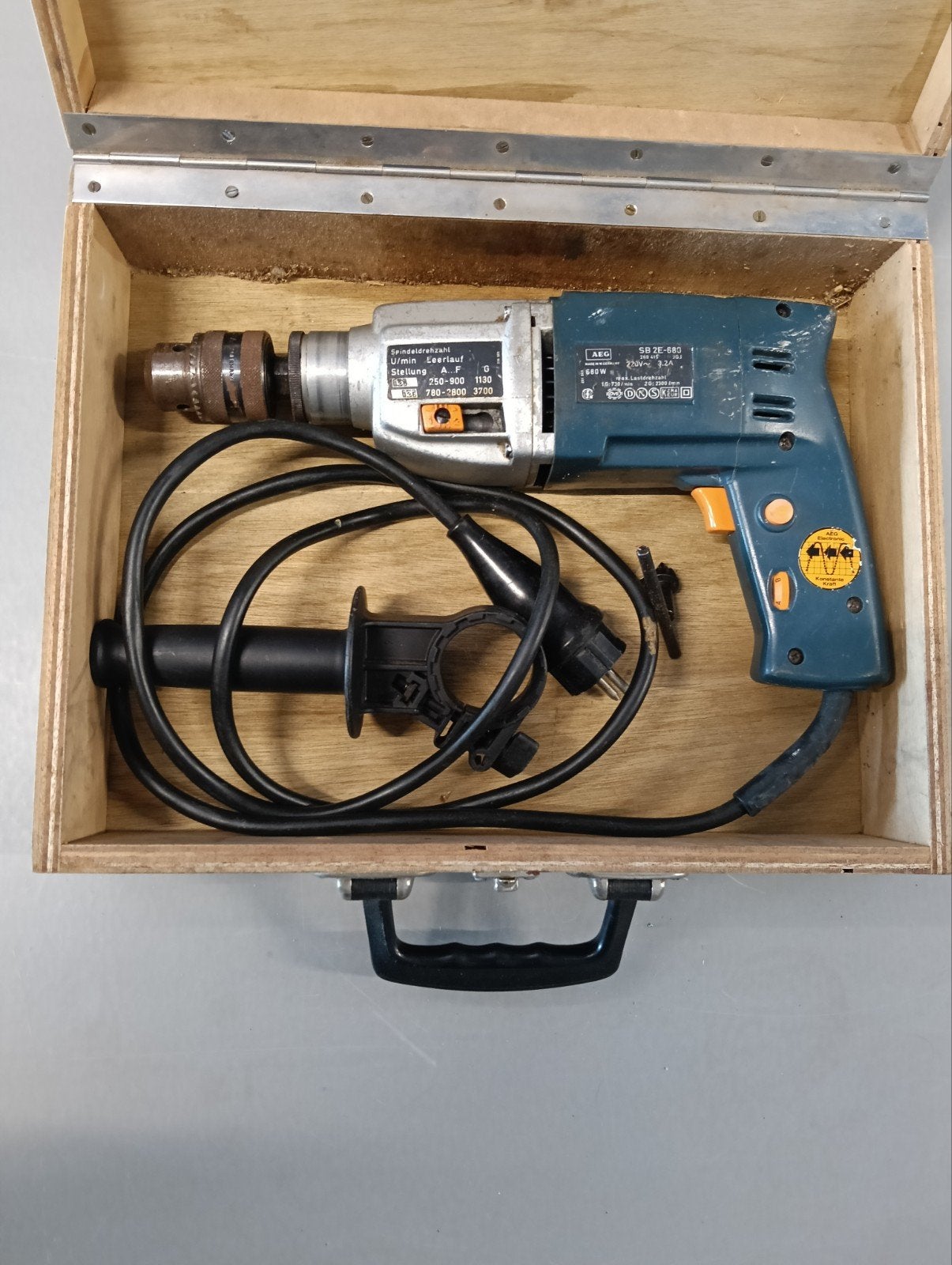 AEG SB 2E-680 Boormachine in houten kist, Boormachine, Ophalen of Verzenden, Variabele snelheid, Gebruikt