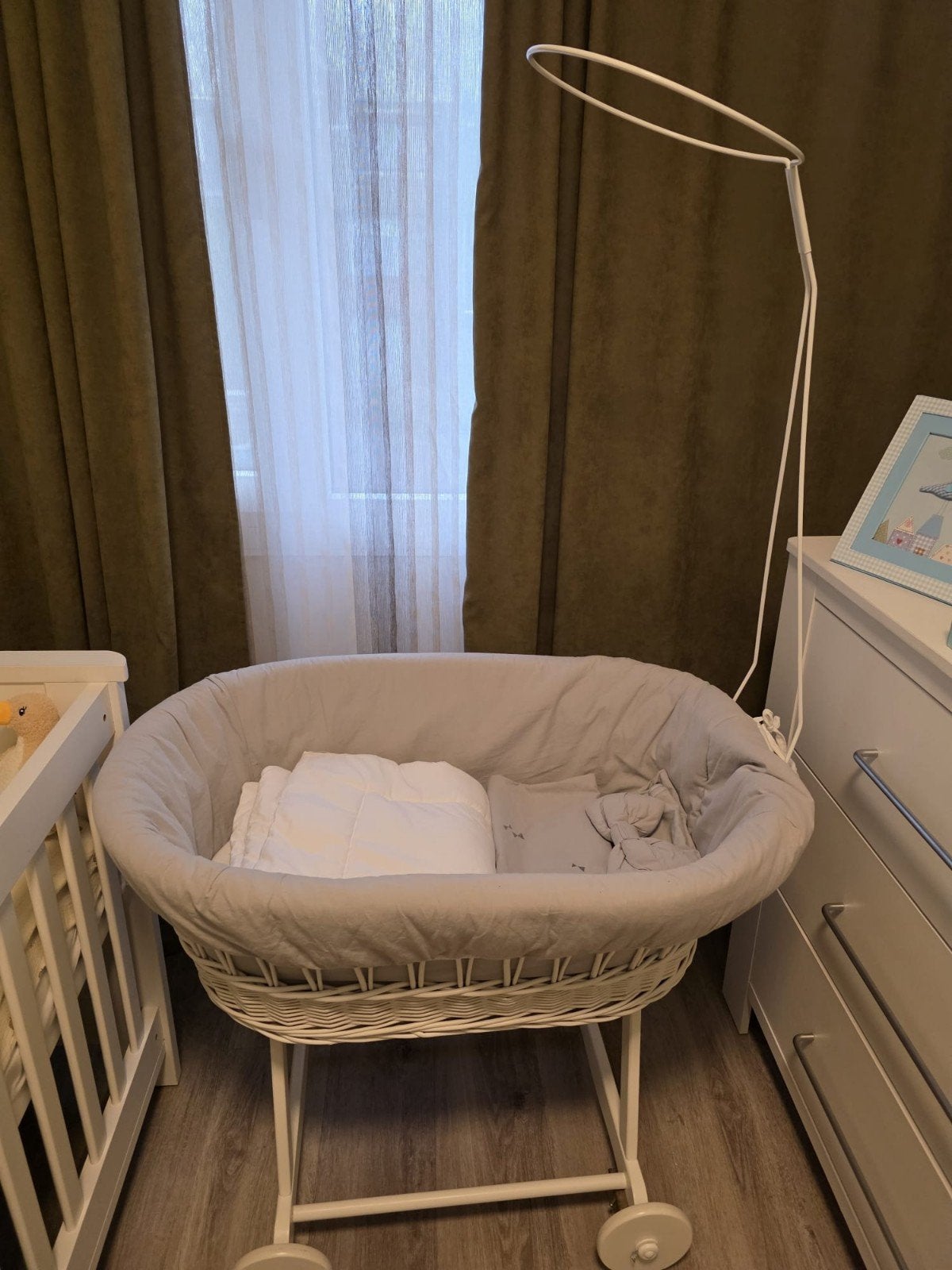 Grijze Wieg met Hemelstang en Beddengoed, Kinderen en Baby's, Ophalen, Zo goed als nieuw, Wieg