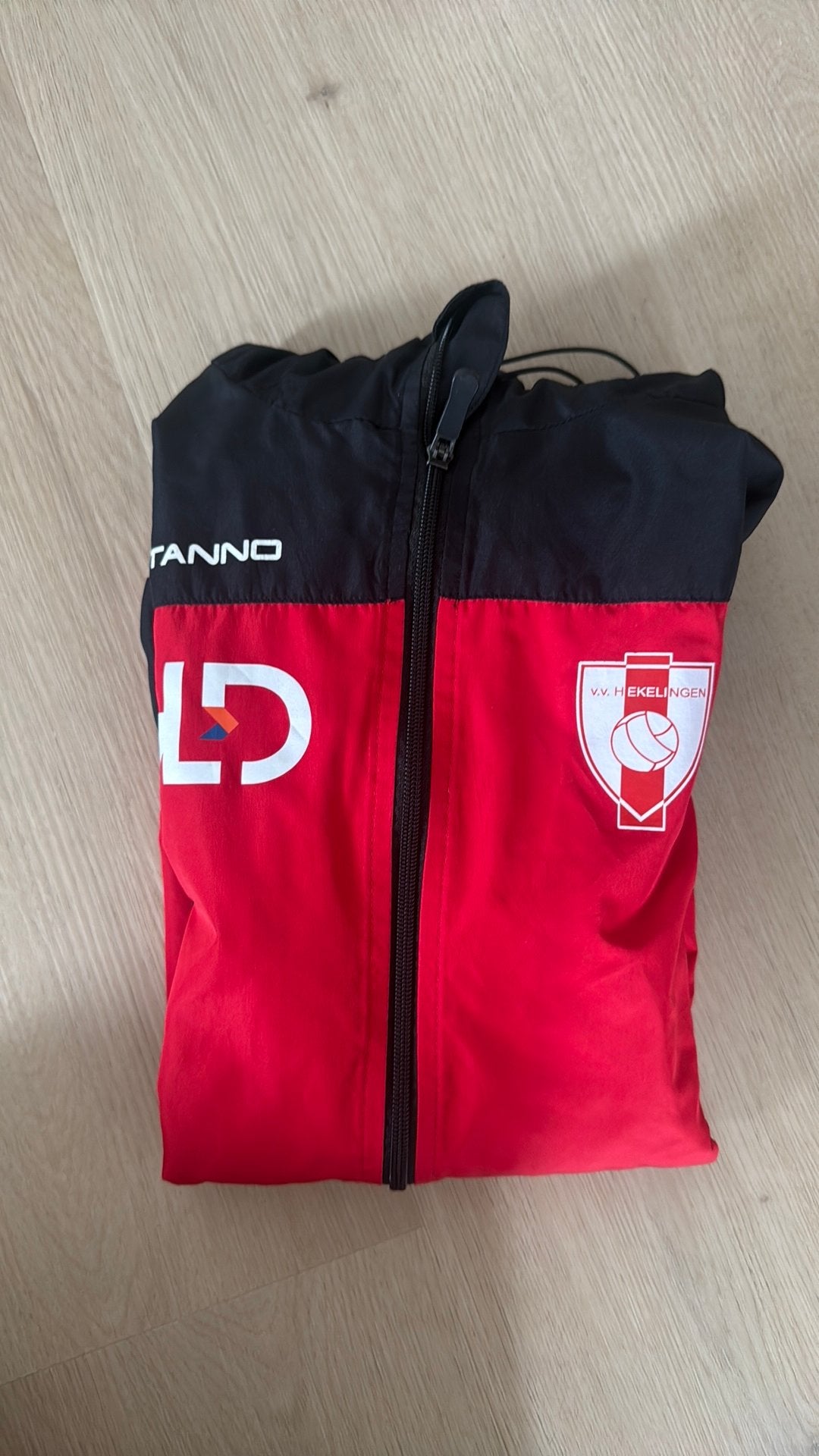 Stanno Regenjas VV Hekelingen, Ophalen of Verzenden, Zo goed als nieuw, Maat 52/54 (L), Rood