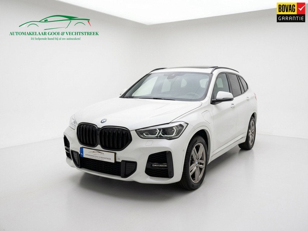 BMW X1 XDrive25e High Exec. M-Sport - Panorama - HuD - Camer, Auto's, BMW, Gebruikt, Zwart, Leder en Stof, Wit