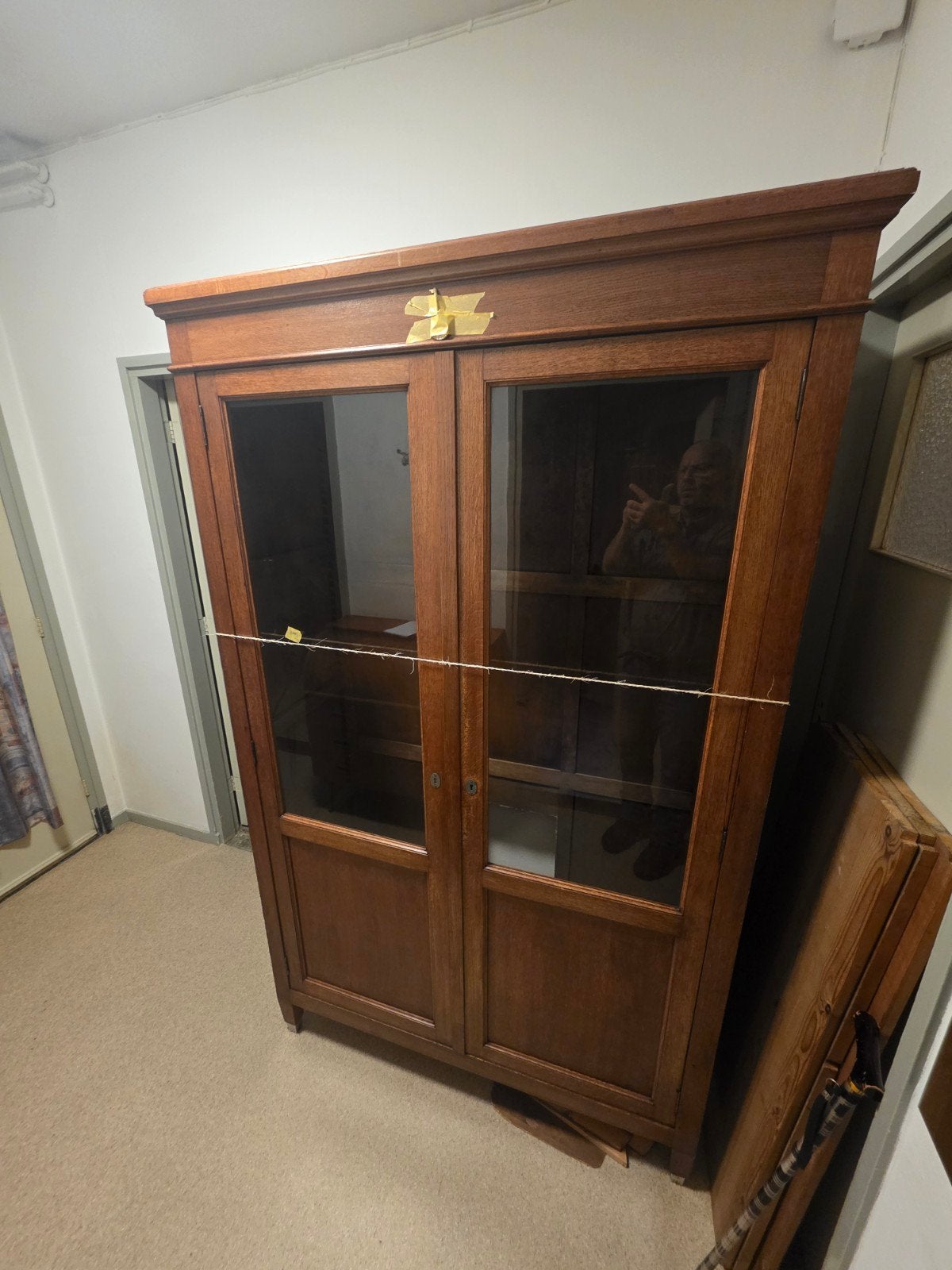 Antieke houten vitrinekast ( interbellum) met glazen deuren, Ophalen