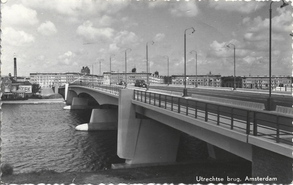 Amsterdam-10- Utrechtse brug met flat s uit 1954, Ophalen of Verzenden, 1940 tot 1960, Gelopen, Noord-Holland