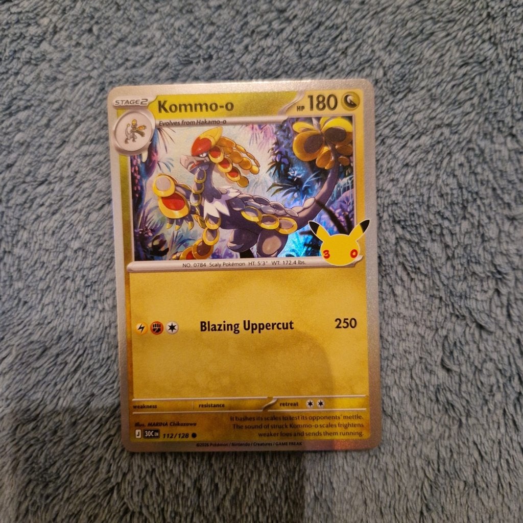 Kommo-o 112/128 Pokémon 30th Celebration holo, Ophalen of Verzenden, Zo goed als nieuw, Losse kaart, Foil