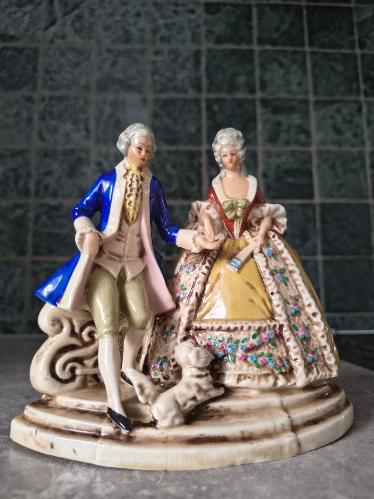 Vintage Porseleinen Beeldje: Rococo Paar met Hondje, Antiek en Kunst, Antiek | Porselein, Ophalen