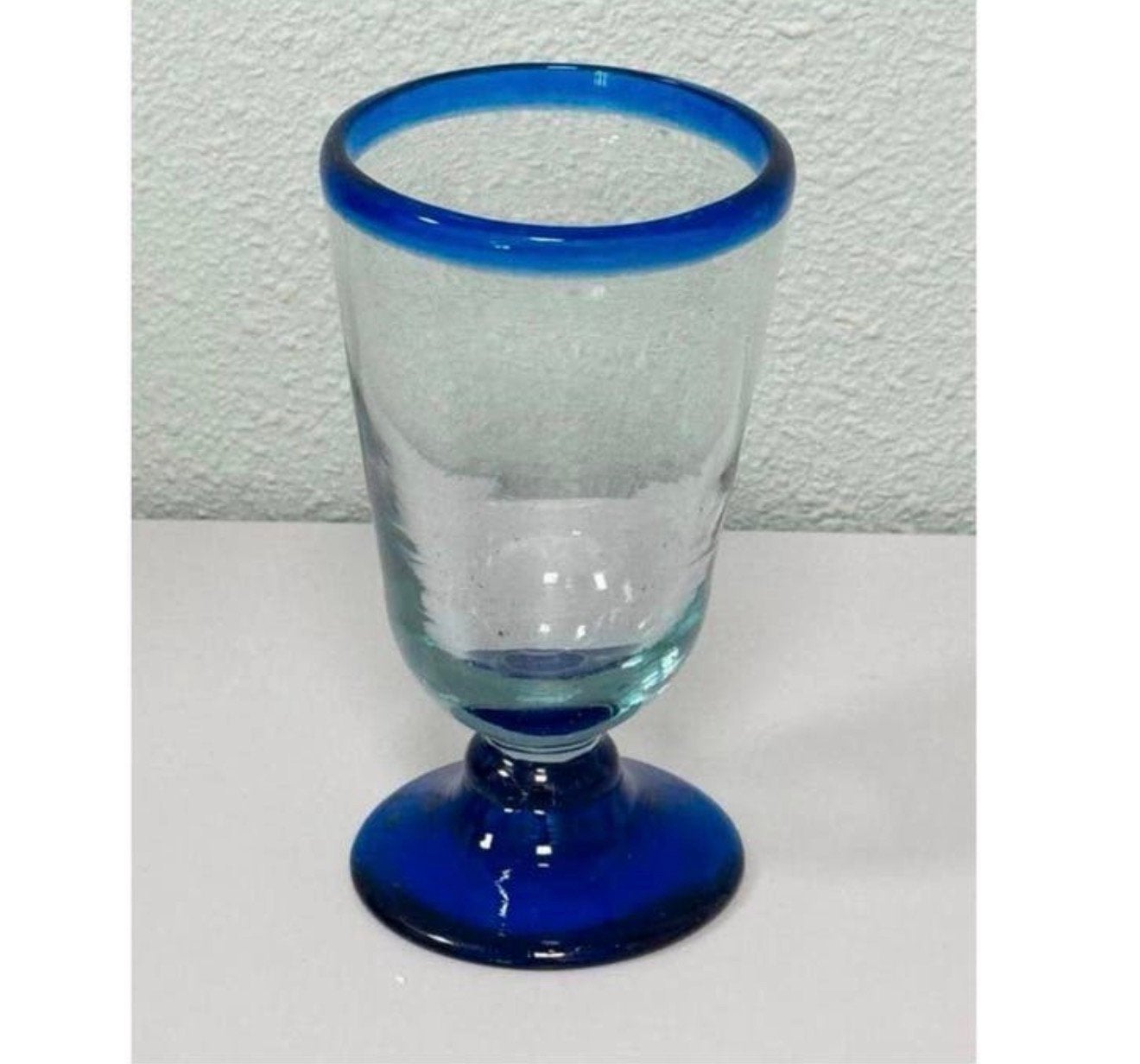 Mexicaanse mondgeblazen waterglas met blauwe rand mexico, Waterglas, Ophalen of Verzenden, Zo goed als nieuw, H