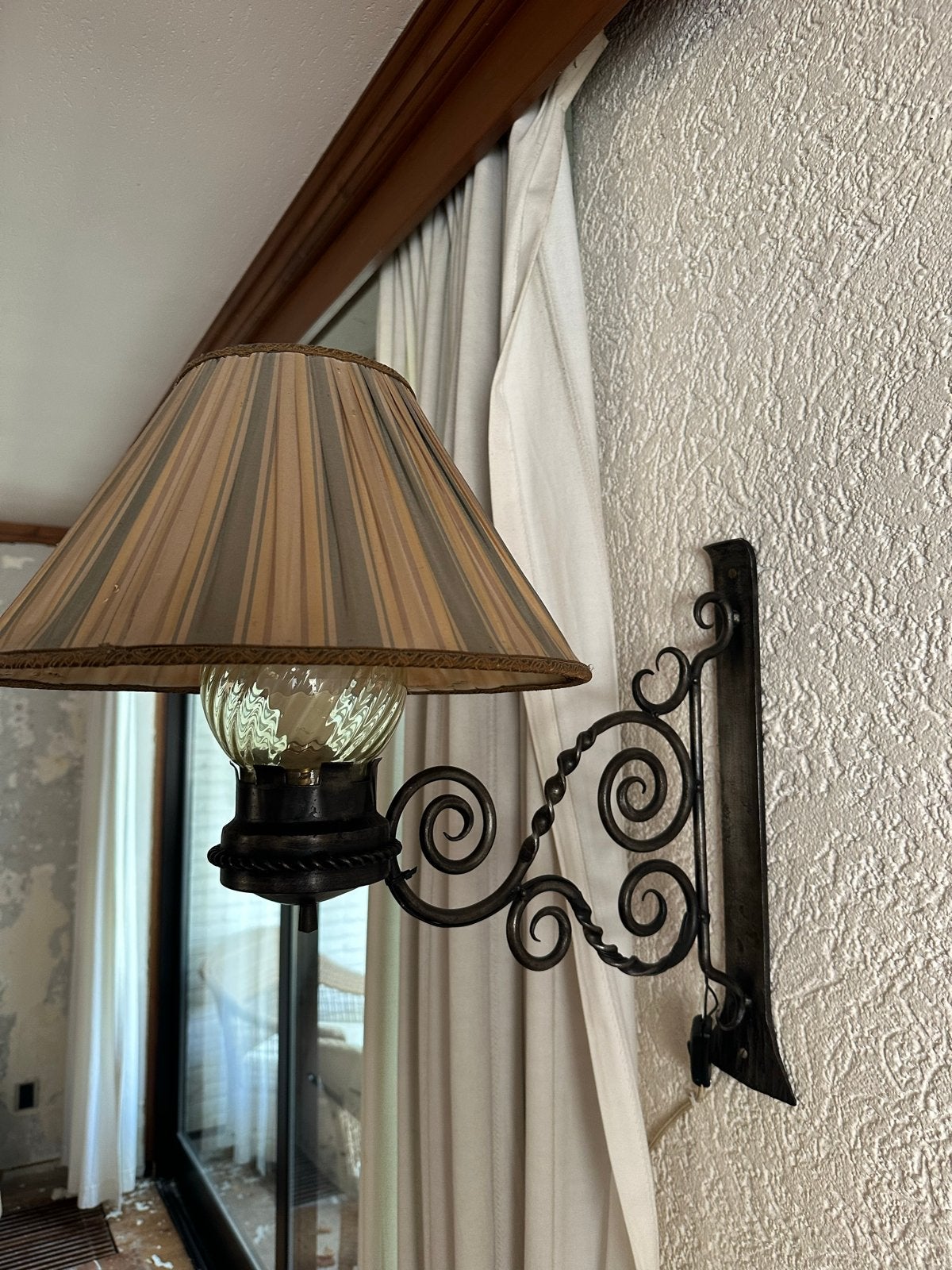 Vintage wandlamp met stoffen kap en smeedijzeren arm, Ophalen, Gebruikt, Meerkleurig, E27 (groot)