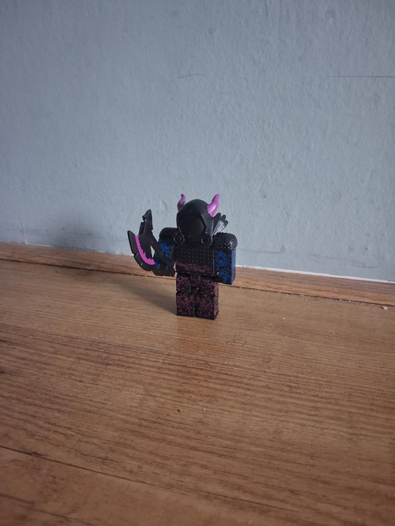 Roblox actiefiguur - Zwart met paarse accenten, Ophalen, Gebruikt