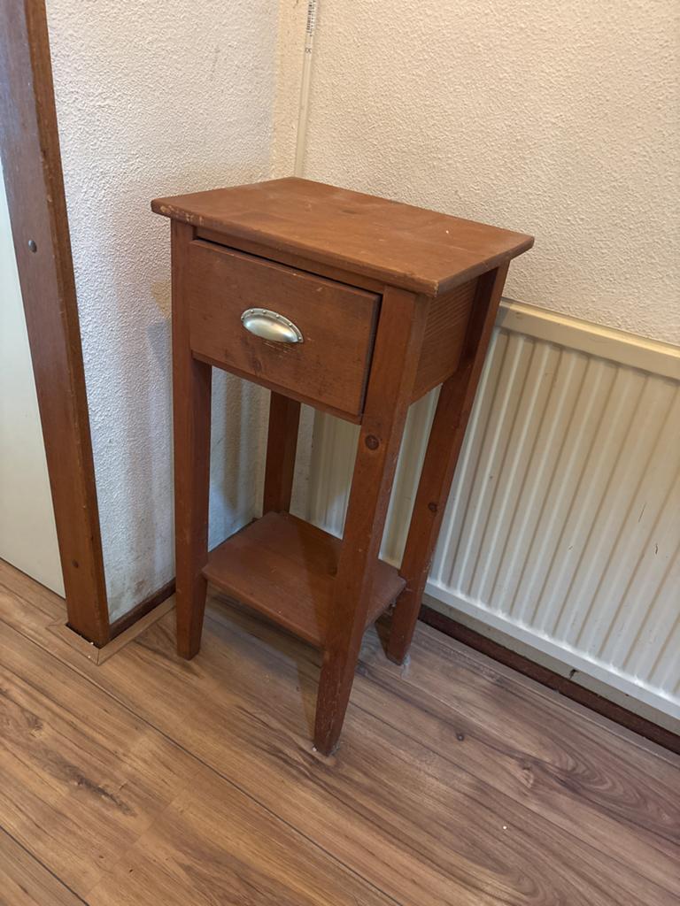 Vintage houten bijzettafel met lade, Huis en Inrichting, Tafels | Bijzettafels, Ophalen, Minder dan 55 cm, Gebruikt, 60 cm of meer