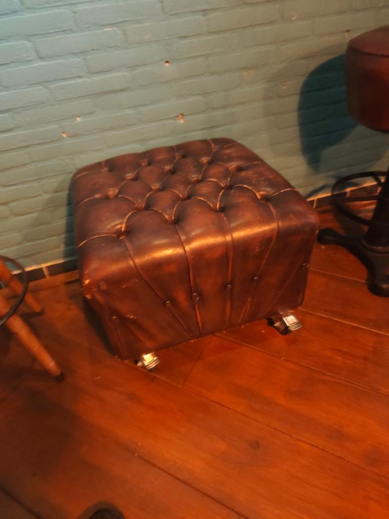 Leren Poef/Voetenbankje Chesterfield - Vintage Stijl, Huis en Inrichting, Vintage, Chesterfield, Gebruikt, Leer, Ophalen of Verzenden