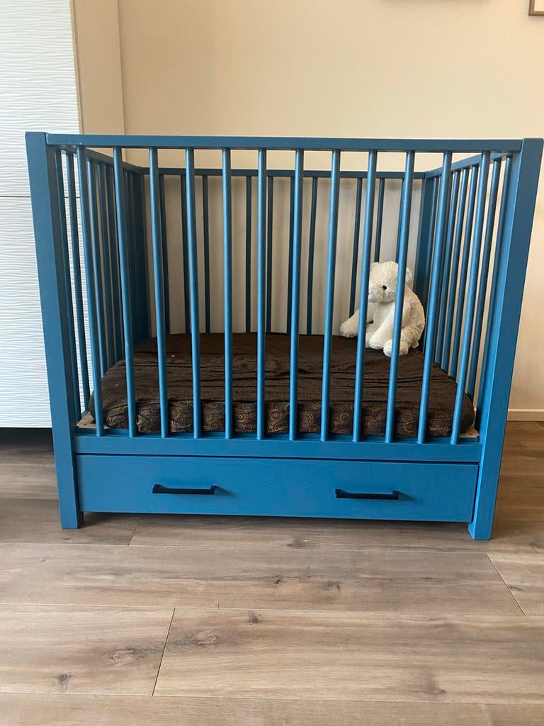 Blauwe box met twee standen (lage en hoge stand), Kinderen en Baby's, Kinderkamer | Bedden, Ophalen, 70 tot 85 cm, Zo goed als nieuw