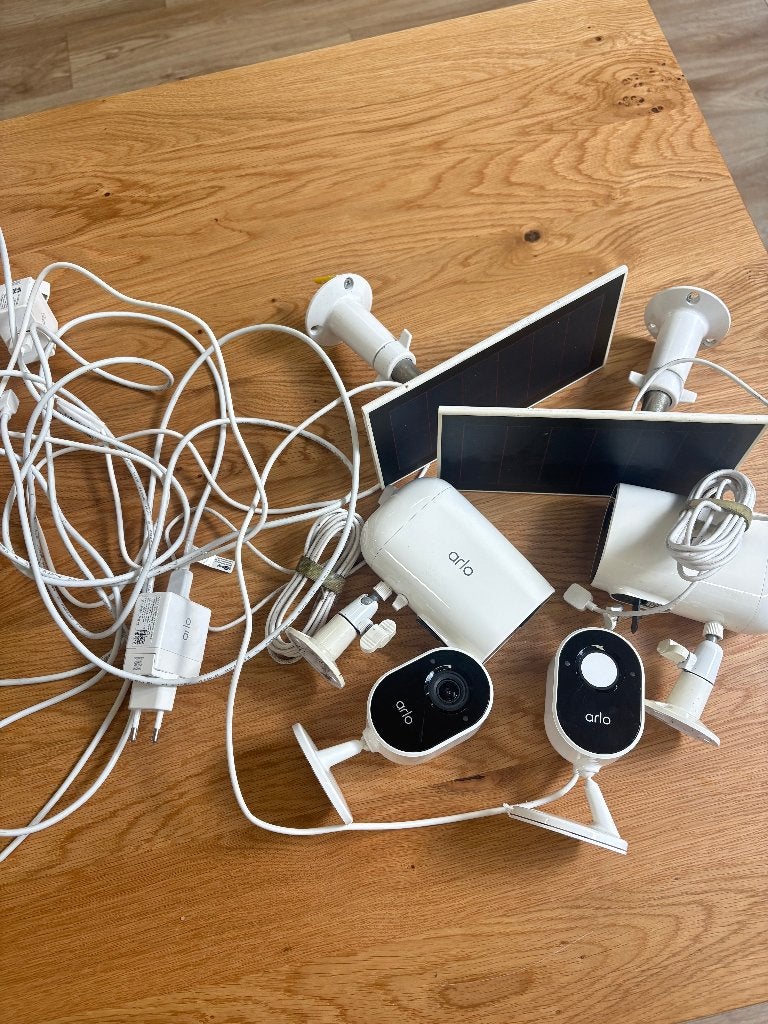 Arlo  Beveiligingskits + Zonnepaneel, Ophalen, Gebruikt, Buitencamera