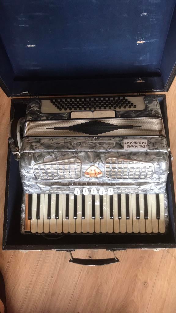 Italiaanse accordeon SILVERPEARL , machtig geluid, Muziek en Instrumenten, Accordeons, Overige merken, Gebruikt, 80-bas, Met koffer