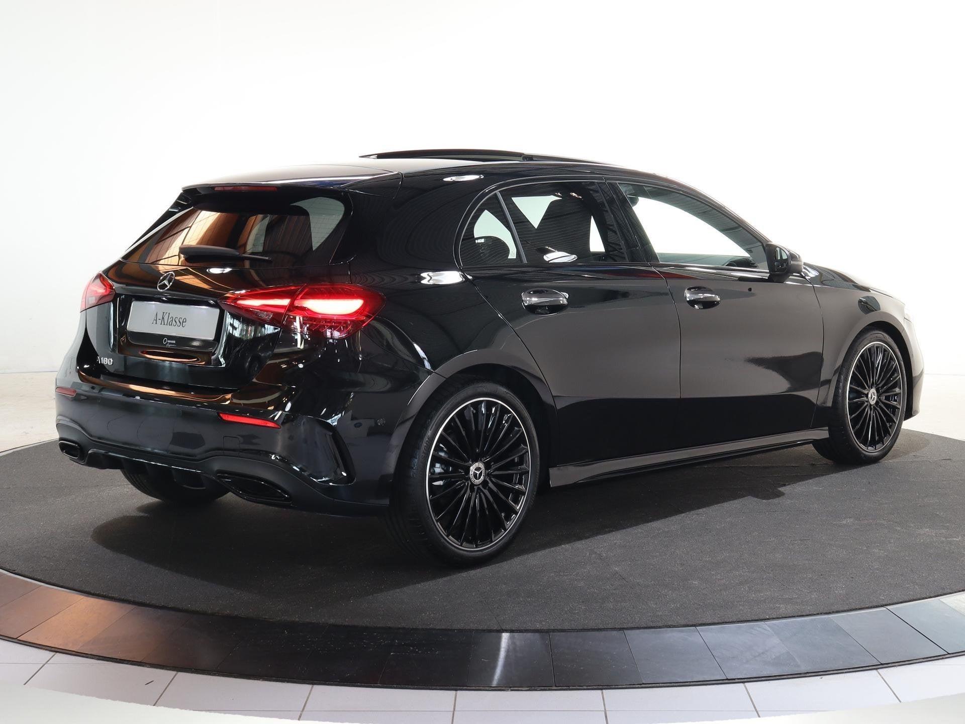 Mercedes-Benz A-klasse 180 Business Solution AMG | AMG Line, 136 pk, Gebruikt, 4 cilinders, Zwart