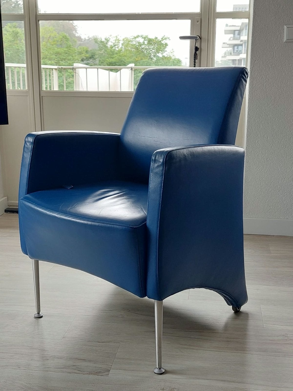Blauwe stoel met lichte beschadiging - prijs voor 6 stoelen, Ophalen, Gebruikt, Blauw, Leer