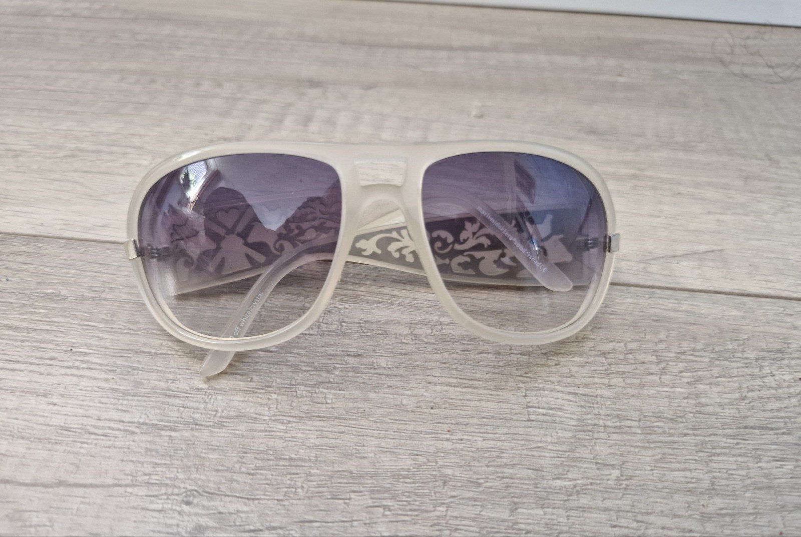 Zonnebril marlies dekker sundressed off white crystal wit, Sieraden, Tassen en Uiterlijk, Zonnebrillen en Brillen | Dames, Ophalen of Verzenden