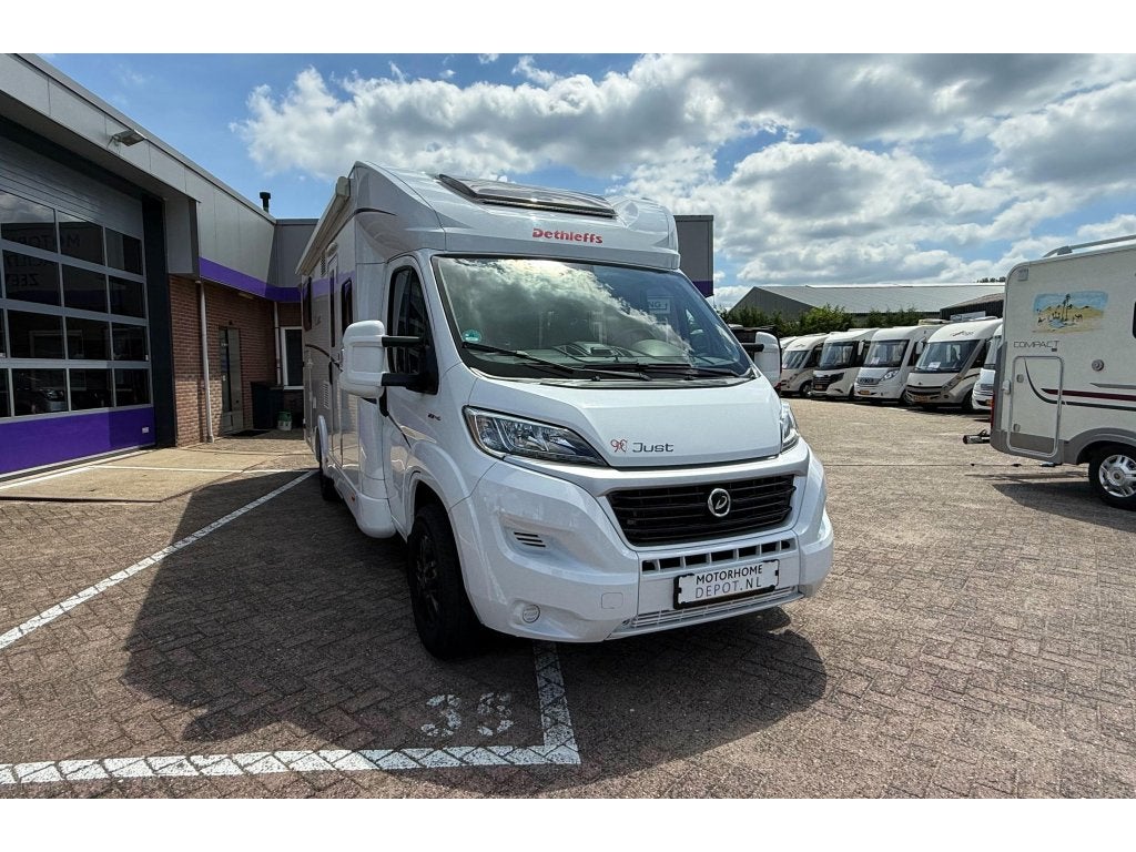 Dethleffs Just 90 7052 EBL In nieuwstaat!, Caravans en Kamperen, Koelkast, Fiat, 7 tot 8 meter, Bedrijf