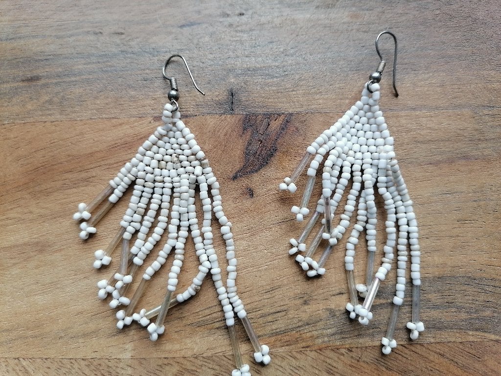 Nieuwe handgemaakte oorbellen met glaskraaltjes wit, Hangers, Wit, Nieuw, Ophalen of Verzenden