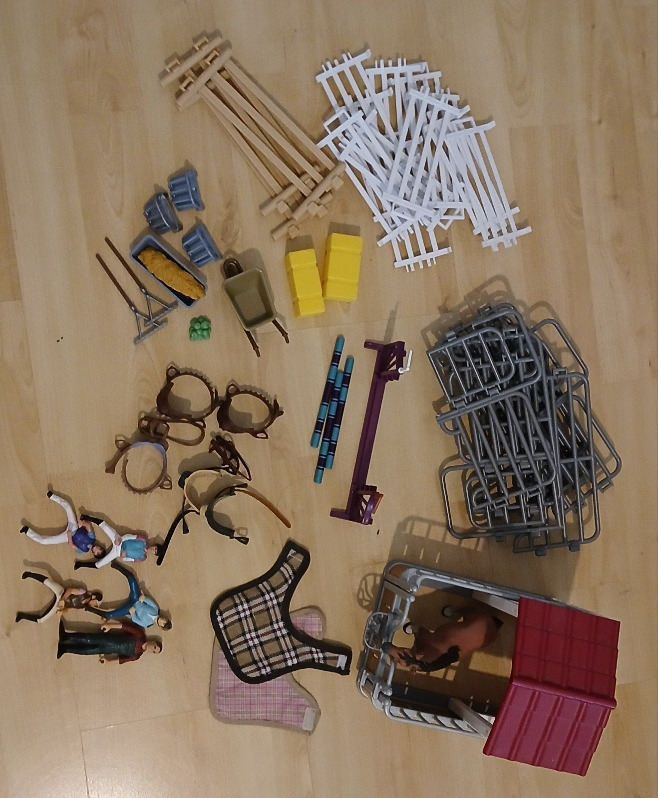 set met schleich asseciores, stal, hekken en ruiters, Ophalen, Zo goed als nieuw