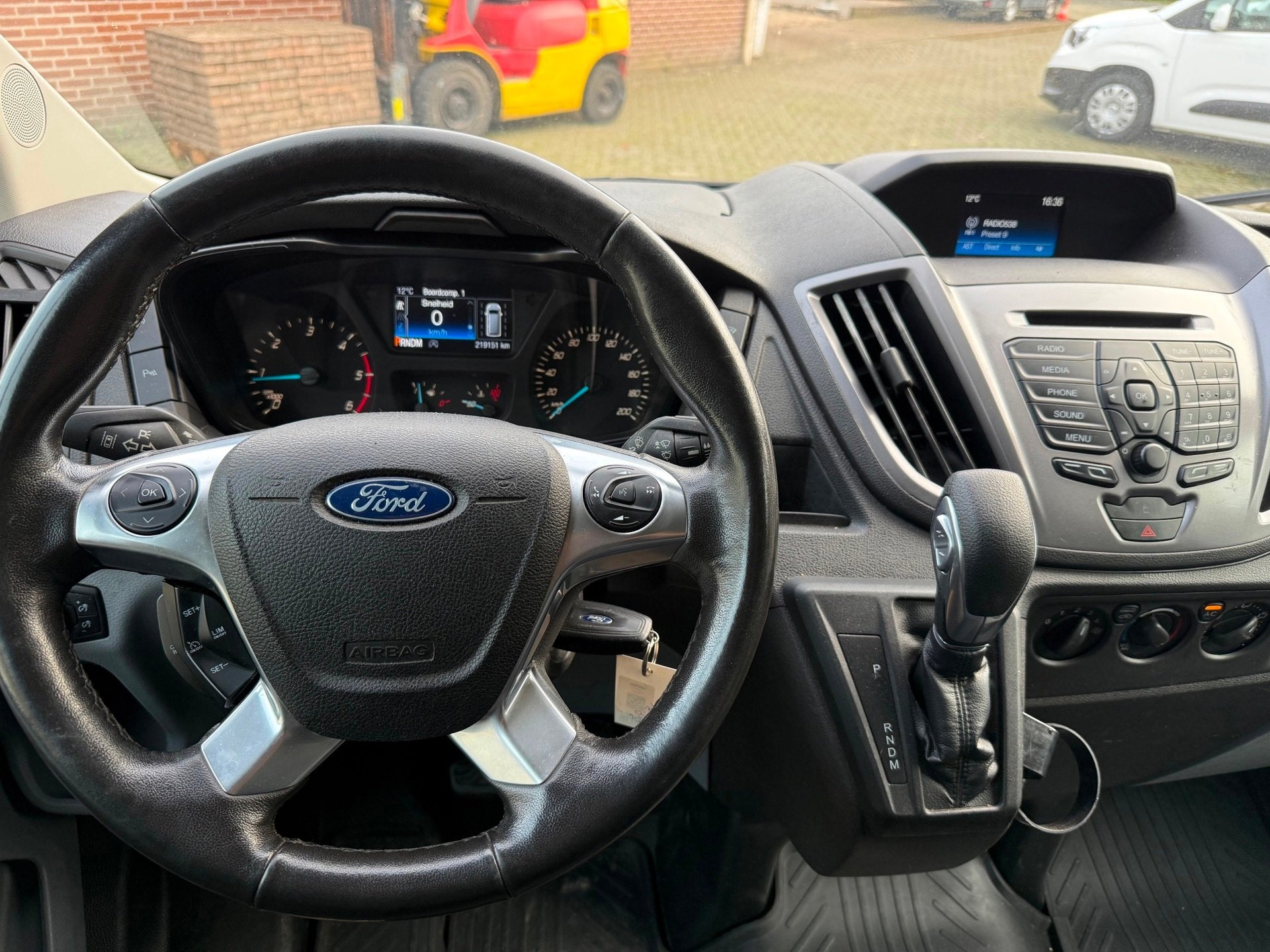 Ford Transit 350 2.0 TDCI L2H2 Trend automaat camera 3-zits, Auto's, Euro 6, 4 cilinders, 2042 kg, Bedrijf