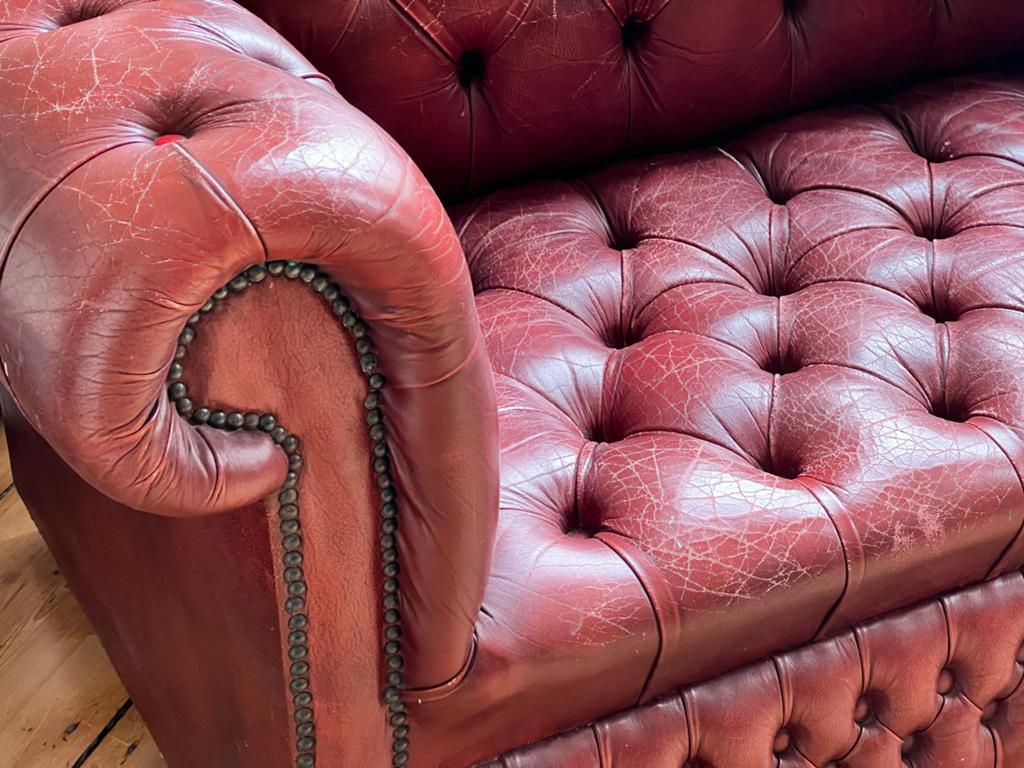 Originele rode tweezits Chesterfield bank, Ophalen, 150 tot 200 cm, Tweepersoons, Gebruikt