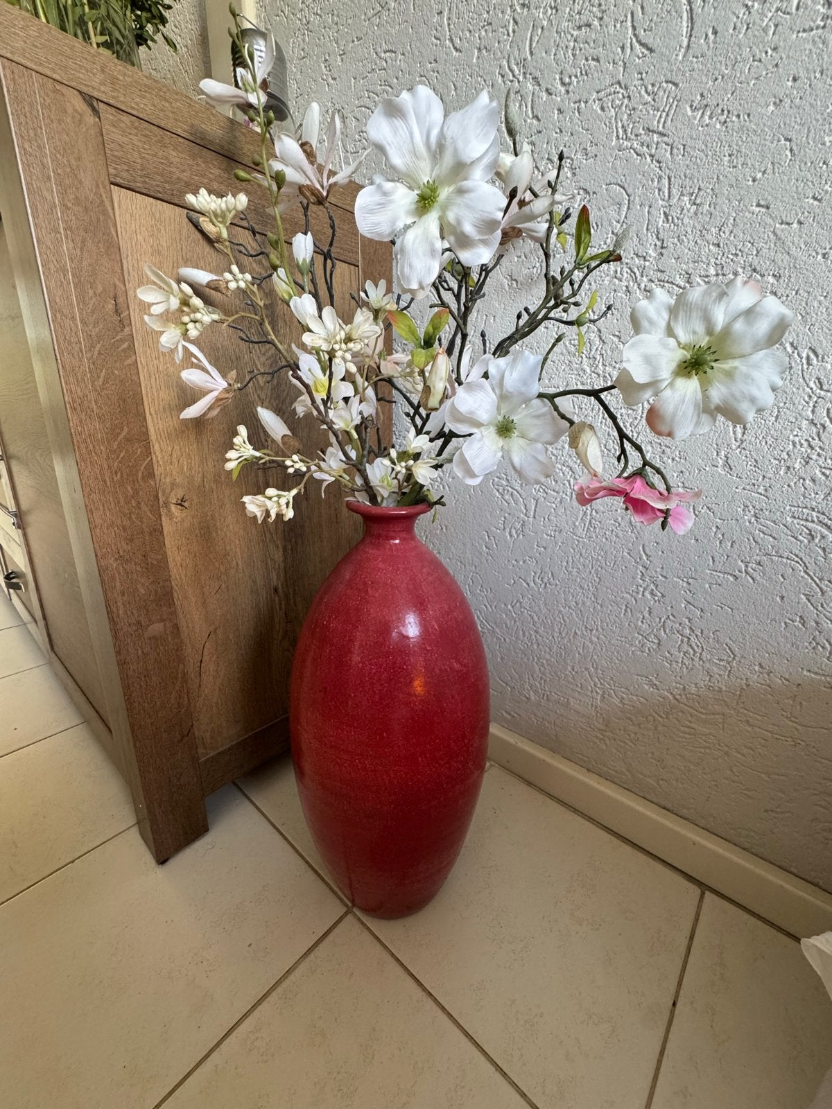 Rode vaas met kunstbloemen - 50cm hoog, Ophalen, Inclusief decoratie, Zo goed als nieuw, Steen/keramiek