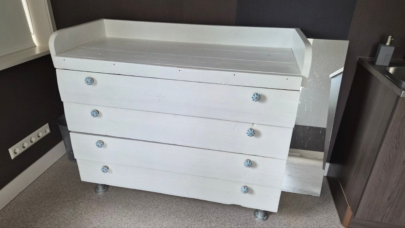 Witte commode met 4 lades en opstaande rand, Ophalen, Gebruikt, 50 tot 70 cm, 75 tot 100 cm