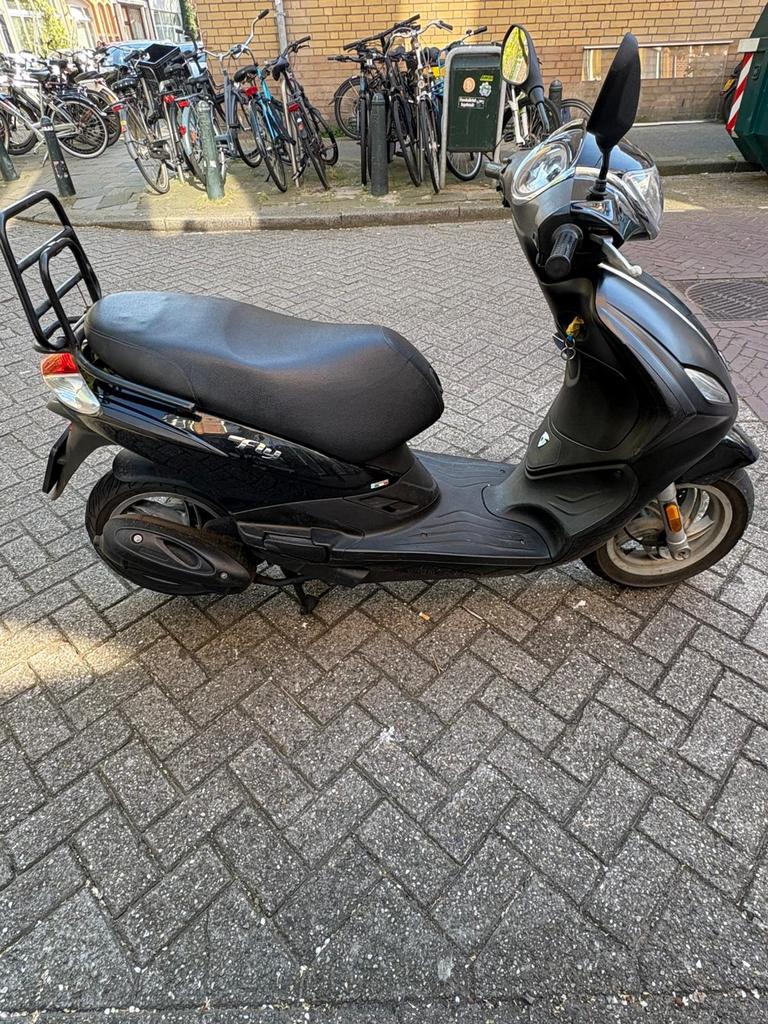 Piaggio Fly 2018 - Altijd binnen gestald, Nieuwe banden, Fietsen en Brommers, Ophalen of Verzenden, Zo goed als nieuw, Benzine