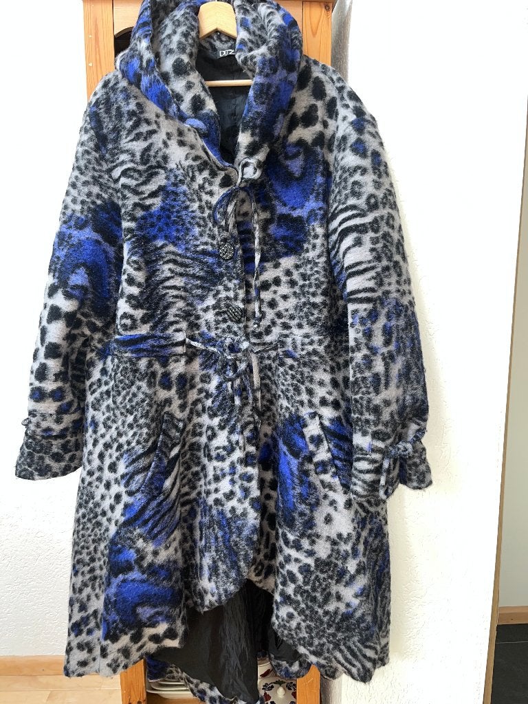 Ditz winterjas 1 maat dierenprint blauw grijs zwart ZGAN, Maat 42/44 (L), Ditz, Zo goed als nieuw, Verzenden